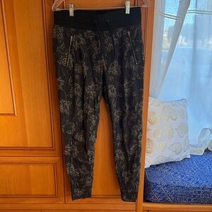 Athleta Trekkie North printed jogger size 4-excellent condition
